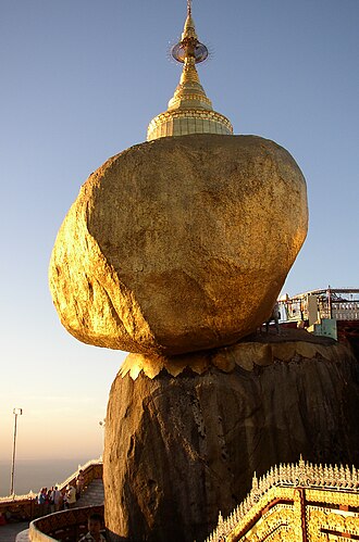 Kyaiktiyo Pagoda (Golden Rock)
